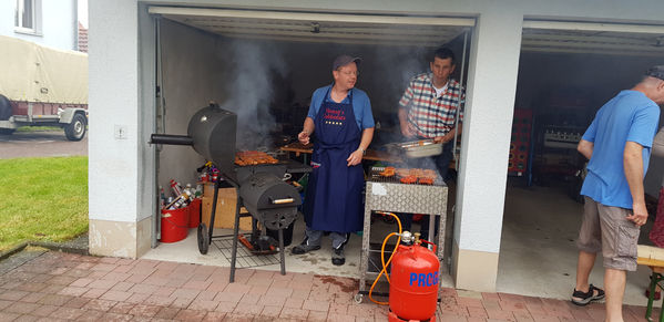 Bei leichtem Regen wurde einfach improvisiert: Grillen in der Garage Bei leichtem Regen wurde einfach improvisiert: Grillen in der Garage